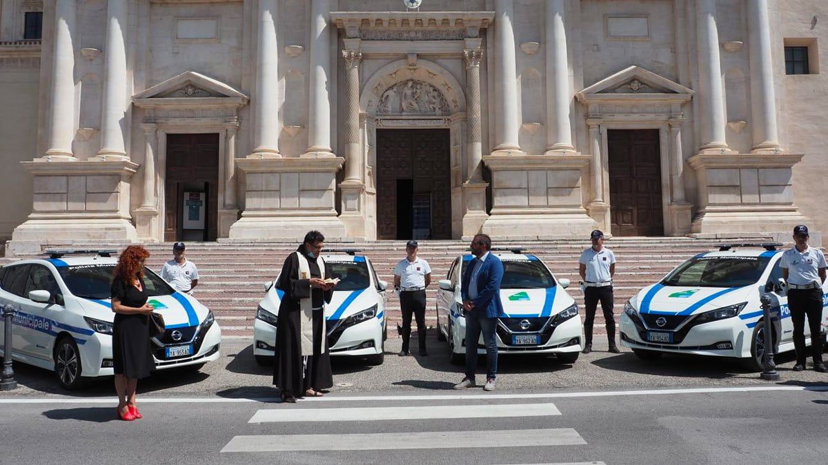 L'Aquila: 5 Nissan LEAF 100% elettriche a supporto della Polizia Municipale e del Sindaco 10