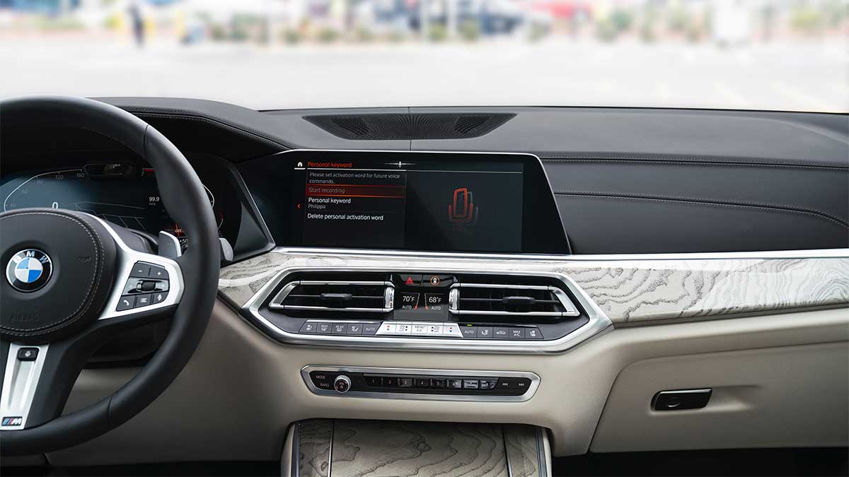 BMW svela il futuro del display e del sistema operativo BMW iDrive 8