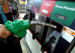 Benzina e diesel, prezzi ancora su 4