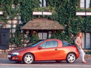 Opel Tigra: la piccola sportiva prima coupé e poi spider 8