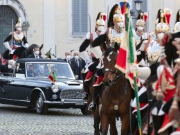 Il Presidente della Repubblica Mattarella torna al Quirinale a bordo della Lancia Flaminia Presidenziale 21