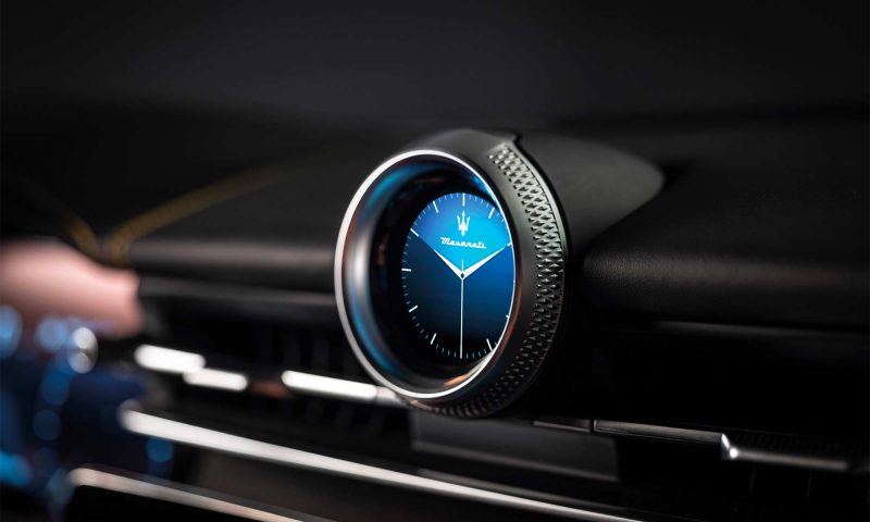 L’esclusivo orologio digitale e diversi prodotti elettrici firmati MTA per Maserati Grecale 3