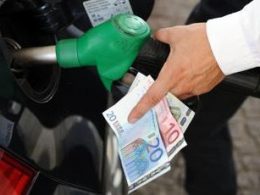 Prezzo benzina e diesel in calo in Italia, quanto costa al litro oggi 10
