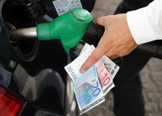 Prezzo benzina e diesel in calo in Italia, quanto costa al litro oggi 3