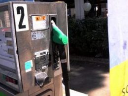 Prezzi benzina oggi, carburanti in aumento alla pompa 12